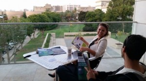 TransTech5 : Aély Haccoun et un lecteur assidu d'Israël Science Info sur le campus de l'université de Tel Aviv