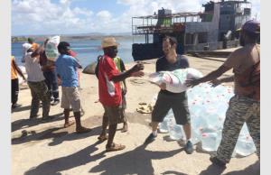 L'équipe humanitaire d'IsraAID apporte de l'eau et de la nourriture aux habitants du Vanuatu