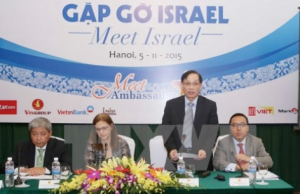 Au centre : Madame L'ambassadeur israélien Meirav Eilon Shahar et vice-ministre vietnamien des Affaires étrangères (AE), Lê Hoài Trung (debout)