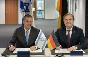 Left: Director General of the Israeli Ministry of Economy and Industry Amit Lang and Germany’s Parliamentary State Secretary to the Federal Minister of Education and Research Thomas Rachel
