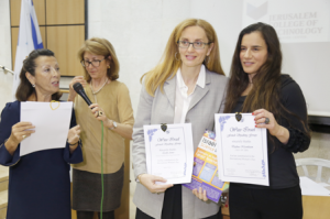 Légende : Sarah Cohen, Peggy Cohen (micro), Esther Amar CEO of Israel Science Info, Daphna Nissenbaum, CEO of TIPA