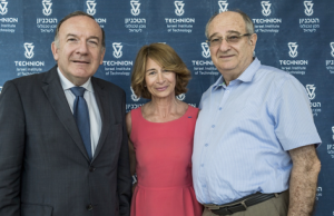 De g. à d., Pierre Gattaz, Président du MEDEF, Muriel Touaty, DG du Technion France, Prof Peretz Lavie, Président du Technion