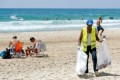 Un employé de la municipalité de Herzliya (Israël) collecte des déchets sur la plage, le 21 juin 2019
© AFP JACK GUEZ
