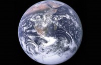 Les hémisphères sud et nord semblent aussi brillants l’un que l’autre sur cette image de la Terre, intitulée La bille bleue, prise par l’équipage du vaisseau spatial Apollo 17 le 7 décembre 1972. Photo : NASA