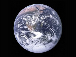 Les hémisphères sud et nord semblent aussi brillants l’un que l’autre sur cette image de la Terre, intitulée La bille bleue, prise par l’équipage du vaisseau spatial Apollo 17 le 7 décembre 1972. Photo : NASA